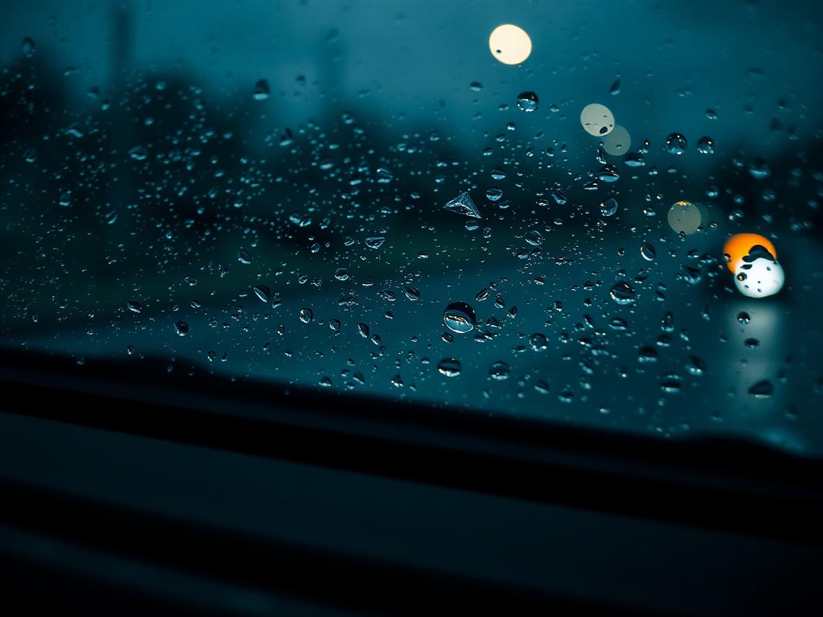 Pare-brise d'une voiture avec impact et gouttes de pluie